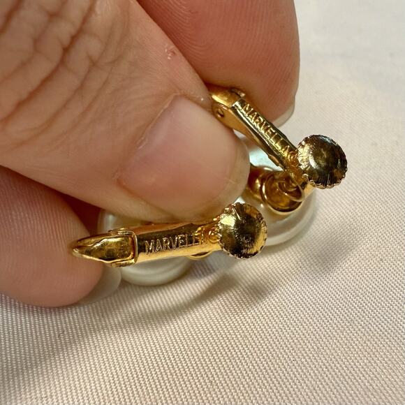 Vintage Marvella Gold Tone Faux Pearl Screw Back Earrings Pat. 3176475 USA - Picture 4 of 7